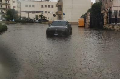 Forte pioggia a Matera: strade allagate e auto in difficoltà VIDEO