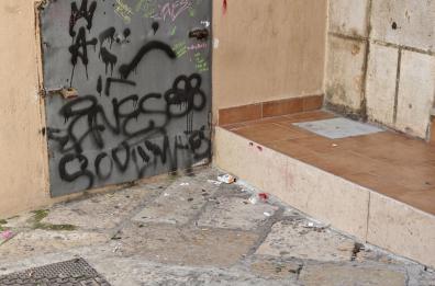 Barletta, strade maleodoranti e sporche: «Non è una bella cartolina per i turisti»