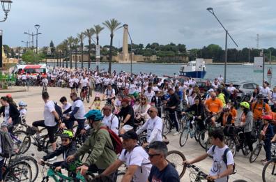 Brindisi, dopo cinque anni di stop numeri da record: in 800 per la «biciclettata»