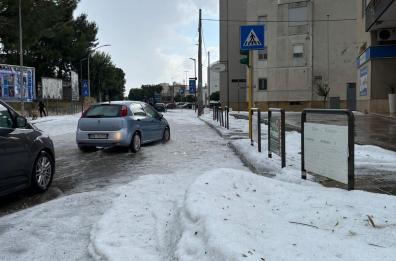 Mercoledì da allerta gialla in Puglia: danni nel Salento per grandine e temporali. Lago di ghiaccio a Nardò