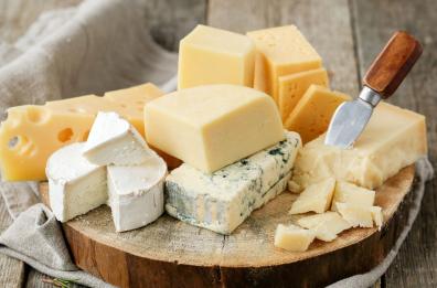 Formaggio francese con etichette contraffatte: denunce e sequestri al mercato di Brindisi