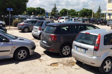 Barletta, ospedale «Monsignor Raffaele Dimiccoli»: il parcheggio terra di conquista dei ladri