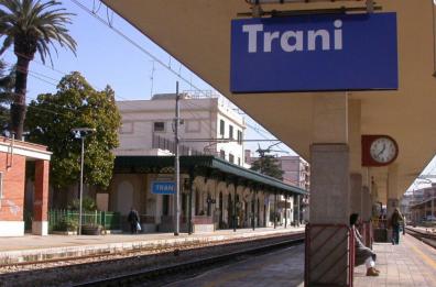 Ferrovie, circolazione rallentata e poi tornata regolare per accertamenti sulla linea a Trani: ritardi e proteste