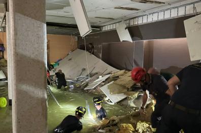 Crolla controsoffittatura in piscina a Bari, sequestrato impianto