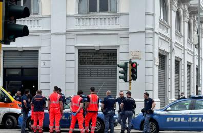 Bari, aggredisce una donna in piazza Carabellese: giovane straniero bloccato dai passanti
