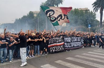 I tifosi del Bari scendono in campo: «No alla multiproprietà. De Laurentiis vattene» FOTO/VIDEO