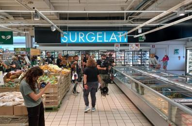 Eastwood jr ancora a Bari:  il figlio del mitico Clint gira le riprese tra surgelati e verdure in un ipermercato 