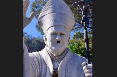 Matera, vandali disegnano baffo alla Hitler su statua Papa Giovanni Paolo II