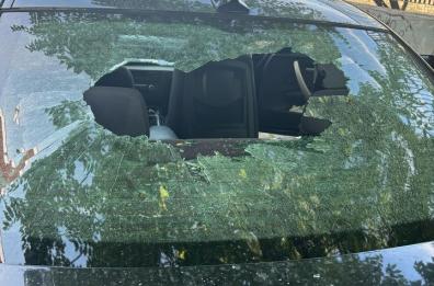 Bari, lanciano bottiglie dal ponte Adriatico: parabrezza di un'auto distrutto