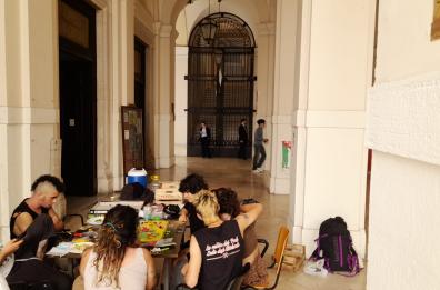 Bari, studenti occupano l'Ateneo contro la guerra e giocano a.. RisiKo