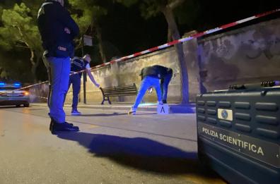 La ricostruzione dell'agguato: il figlio del boss era nel B&B con l'amica 35enne, poi la morte