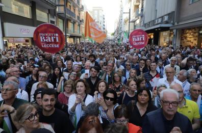 Decaro: «Ditelo che Bari è mafiosa, siete senza coraggio, come la mafia». Il centrodestra: «Quereleremo il sindaco»