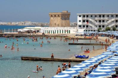 Salento, quanto mi costi? Tanta voglia di spiaggia: ecco quanto costano un ombrellone e due lettini