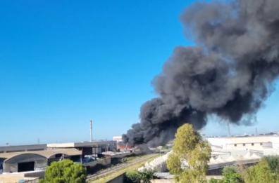 Modugno, zona industriale: ennesimo incendio in azienda recupero rifiuti. Si temono fumi tossici, l'ordinanza del sindaco: «Finestre chiuse»/FOTO