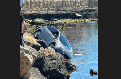Gallipoli, auto vola sulla scogliera vicino al lungomare: forse un malore del conducente