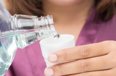 Taranto, beve candeggina dopo le aggressioni da parte del figlio: corsa in ospedale per un'anziana