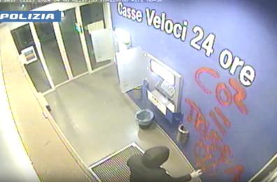 Bari, scoperti gli imbrattatori no-vax: sono accusati di associazione per delinquere VIDEO
