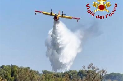 Maxi incendio a Sannicola, a fuoco la collina di Lido Conchiglie: intervenuti Canadair
