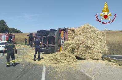 Matera, camion con 42 balle di foraggio si ribalta sulla SS 7: ferito l'autista