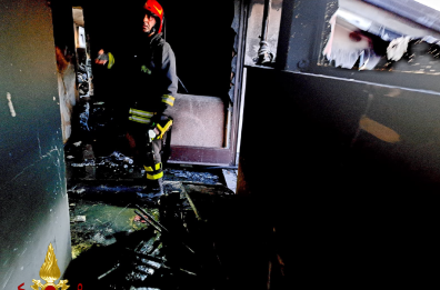 A fuoco mansarda ad Altamura: intera palazzina evacuata, salvati anche un cane e un gatto