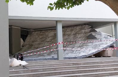 Paura a Pulsano, due lastre coibentanti si staccano dal Municipio