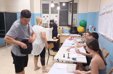 Bari, la corsa al voto in centro città: pochi giovani, tanti anziani ma niente code