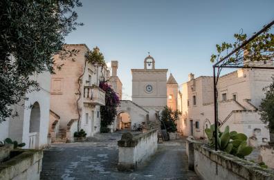 Meloni già a Borgo Egnazia, il Papa arriva venerdì. E sui social il «Fanta G7» per chi li incontra