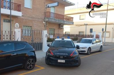 Picchia la moglie in piena notte e aggredisce i carabinieri con un bastone: un arresto a Soleto