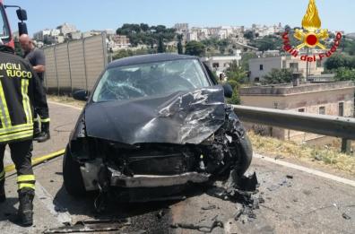 Incidente sulla SP13 a Cisternino: due auto coinvolte, una conducente ferita estratta dalle lamiere