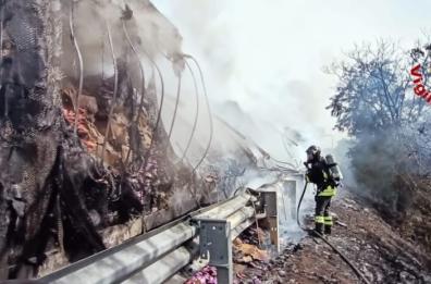 Paura a Francavilla Fontana: tir in fiamme sulla Statale 7