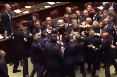 Rissa alla Camera: Iezzi (Lega) aggredisce Donno (M5S) a pugni. Il deputato pugliese finisce a terra e si sente male
