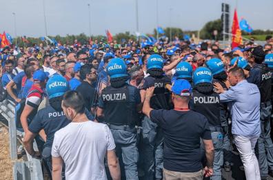 Grottaglie, sit in dei sindacati contro blocco produttivo, protesta presidiata e tensione con gli agenti
