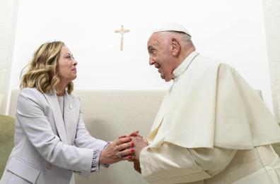 G7 Italia, Papa Francesco a Borgo Egnazia, prima volta di un pontefice al summit. La bozza: «Sanzioni a banche e imprese cinesi che aiutano Mosca»