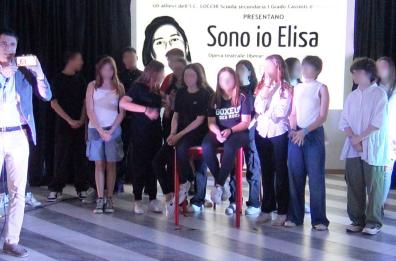 La storia di Elisa a teatro: lo spettacolo va in scena a Milano ma non a Potenza
