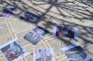 Fasano, in piazza i No G7 lasciano per terra le foto dei leader «insanguinate»