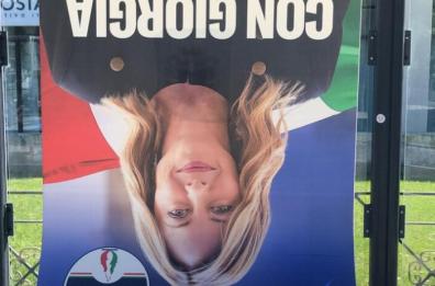 Fasano, il corteo No g7 tra i  negozi dalle saracinesche abbassate e la foto della Meloni a testa in giù. Il video della manifestazione 