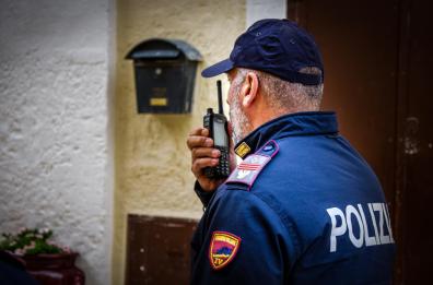 Baby-sitter nelle case per rubare ori e denaro che la madre rivendeva: denunciata a Matera