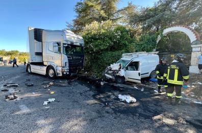 Scontro tra furgone e camion sulla Noci Alberobello: tre feriti
