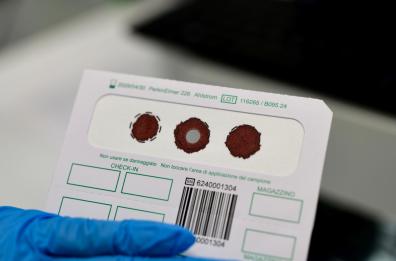 Bari, al via screening genetico su 3mila neonati: una goccia di sangue per diagnosticare e curare 500 malattie
