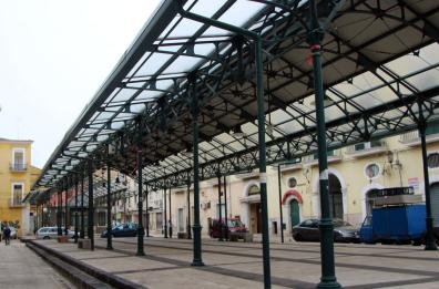Frasi omofobe e razziste, e schiaffi a un 40enne in piazza a Foggia: caccia alla baby gang