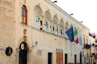 «Siamo abituati ai forni crematori», a Manfredonia battuta choc del consigliere, ma c'è un fraintendimento