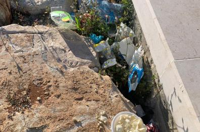 Bari, sul waterfront di San Girolamo si pasteggia a patatine ... e i rifiuti rimangono in riva al mare  
