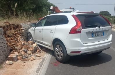 Statale 172, incidente tra due vetture, un'auto invade la corsia opposta e finisce contro un muretto 