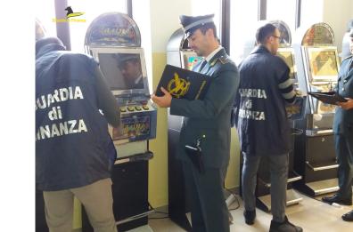 Vieste, GdF scopre evasione da 14 milioni: denunciato rappresentante legale società di noleggio slot machine