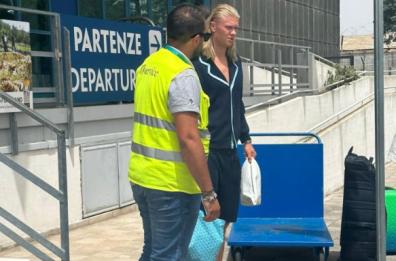 Vacanze pugliesi per il bomber Haaland: lo scatto in aeroporto a Foggia &egrave; virale