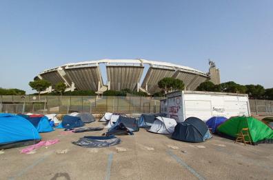 Vasco Rossi in concerto a Bari: fan già accampati con le tende fuori lo stadio