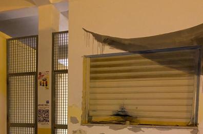 Canosa di Puglia, bomba danneggia la saracinesca di una pescheria: è la seconda volta in un anno