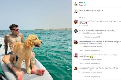 Vacanze pugliesi per Fedez, con lui il suo nuovo cane: «Meno male che Silvio c'è»