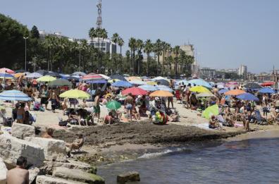Bari, spiagge piene e seggi vuoti: l'affluenza per il ballottaggio molto bassa anche per il caldo