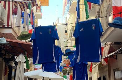 Europei 2024, sale l'attesa per il match: maglie azzurre nella strada delle orecchiette a Bari FOTO